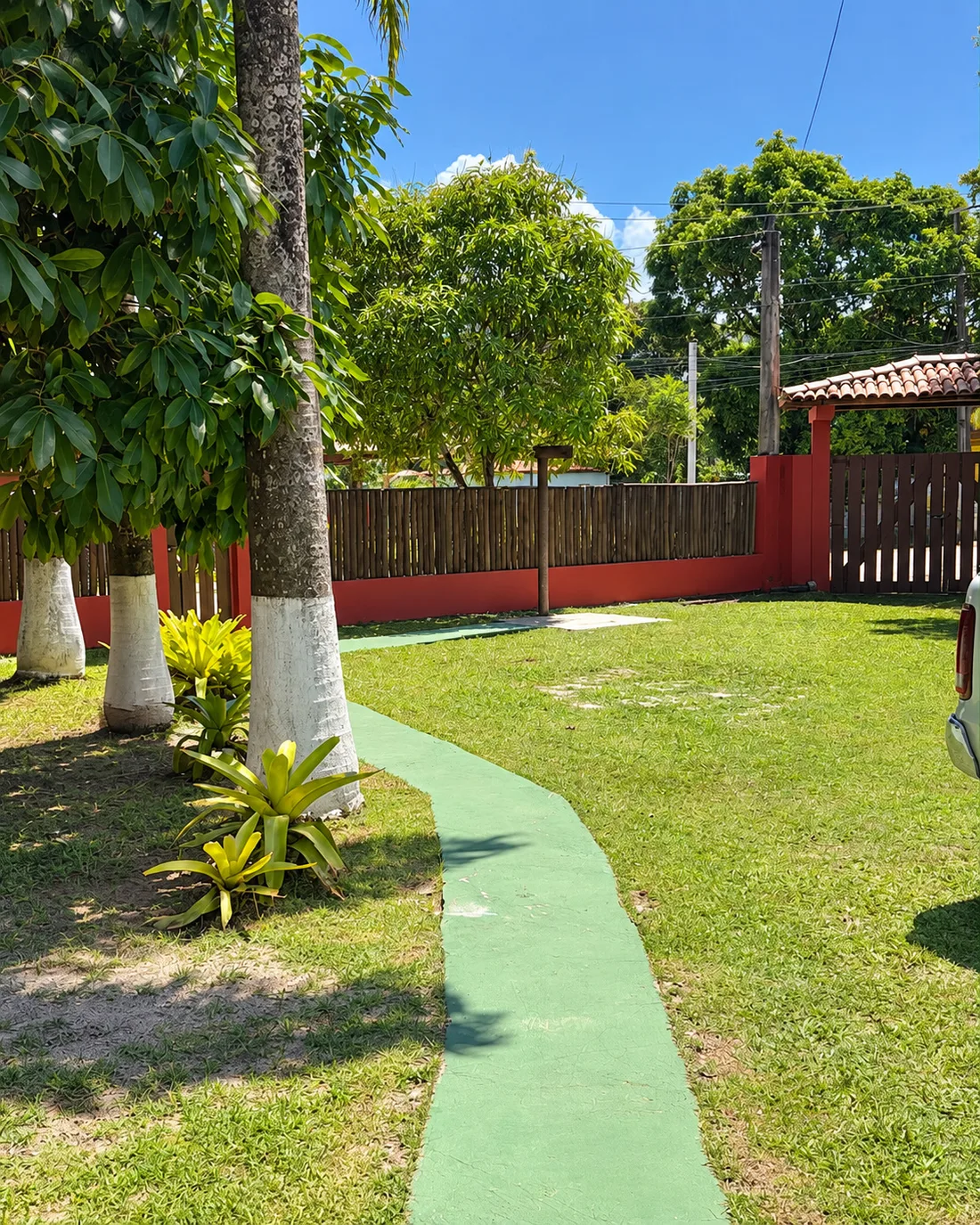 Caminho de entrada entre o jardim e o portão da Casa Serra Mar