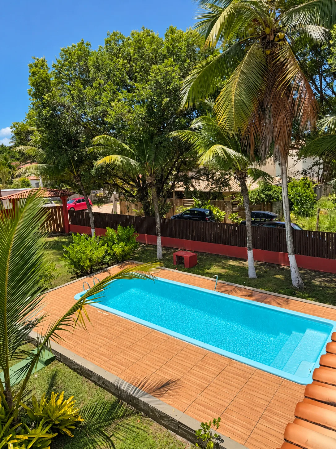 Piscina privativa vista do pavimento superior, com jardim e árvores